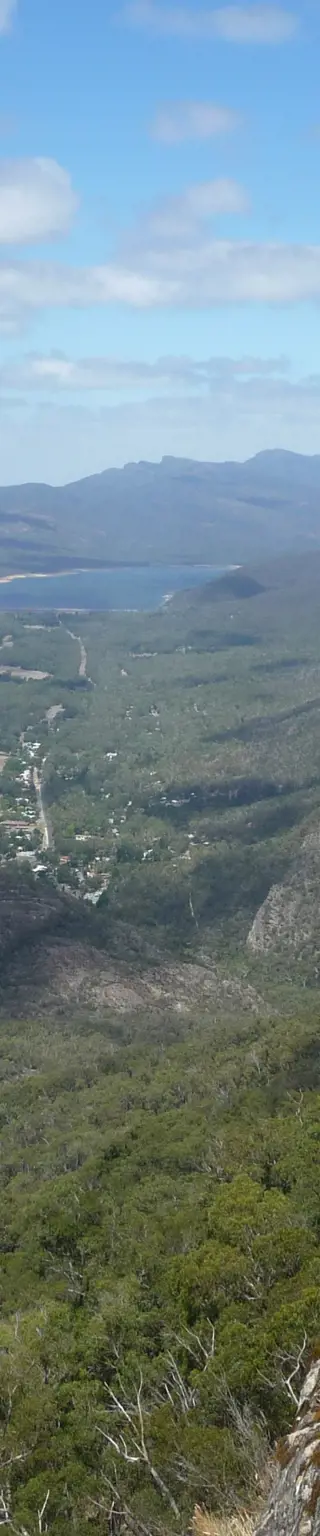 Wandere durch die schroffe Berglandschaft